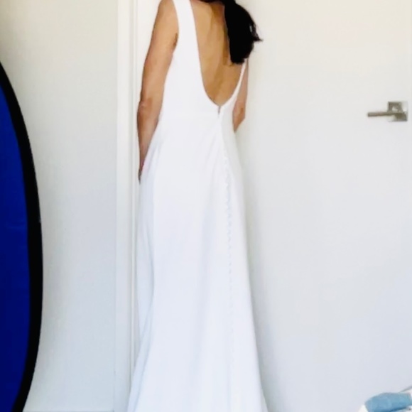 Simple white wedding dress with bateau neckline - Picture 9 of 10
